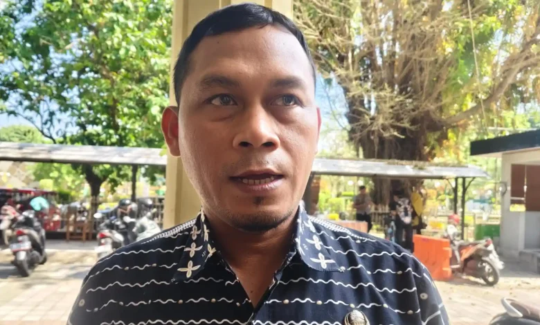 Kepala Dinas Sosial (Dinsos) Kota Mataram, Muzakkir Walad, saat diwawancarai, Kamis, 4 Juni 2026 di Kantor Wali Kota Mataram.