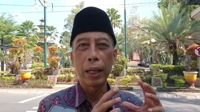 Kepala Dinas Ketahanan Pangan Kota Mataram, Sudirman, menjelaskan penyebab keterlambatan penyaluran bantuan pangan, Kamis, 4 Juni 2026, di Kantor Wali Kota Mataram.