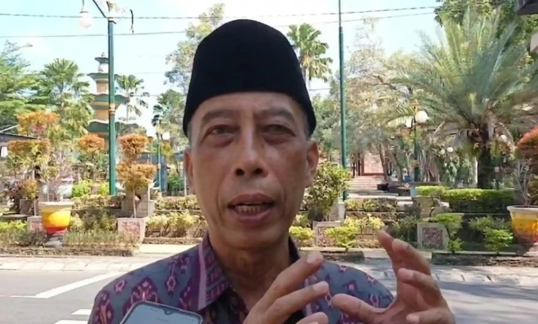 Kepala Dinas Ketahanan Pangan Kota Mataram, Sudirman, menjelaskan penyebab keterlambatan penyaluran bantuan pangan, Kamis, 4 Juni 2026, di Kantor Wali Kota Mataram.