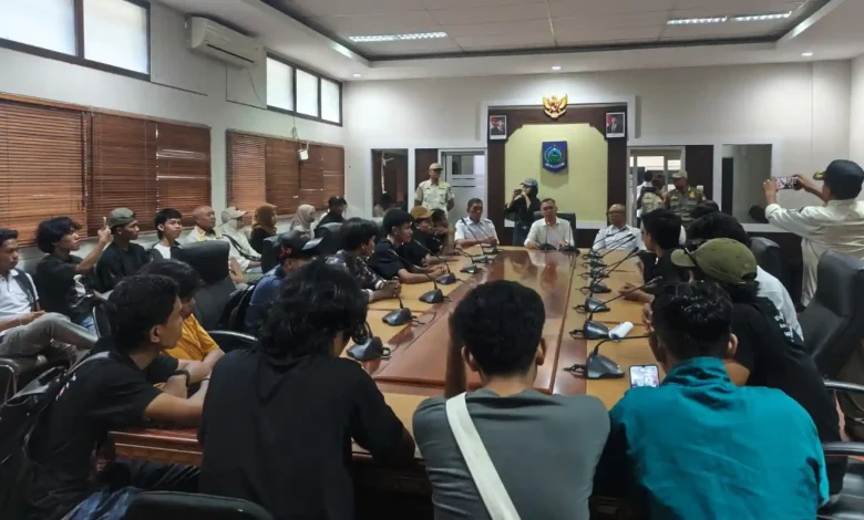 Pemprov NTB menerima aspirasi puluhan mahasiswa HIMSI Mataram yang menggelar aksi unjuk rasa di Kantor Gubernur NTB, Rabu, 3 Juni 2026.