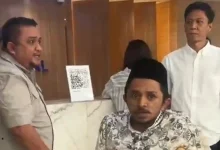 Dua pria yang mengaku investor dapur MBG saat protes di kantor BGN pada Senin, 8 Juni 2026.