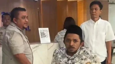 Dua pria yang mengaku investor dapur MBG saat protes di kantor BGN pada Senin, 8 Juni 2026.