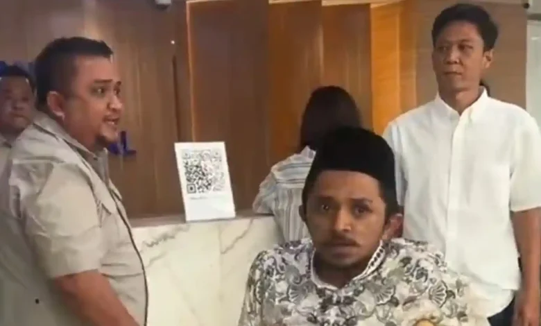 Dua pria yang mengaku investor dapur MBG saat protes di kantor BGN pada Senin, 8 Juni 2026.