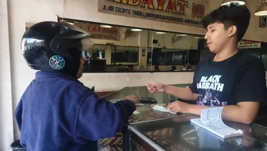 Seorang pelanggan melakukan transaksi pembelian emas di salah satu toko emas di kawasan Ampenan, Kota Mataram.