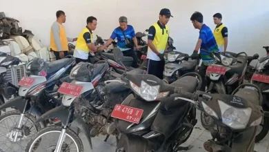 BKAD Lombok Tengah saat memeriksa kendaraan dinas yang akan dilelang di Kantor Bupati, pada Selasa, 2 Juni 2026.