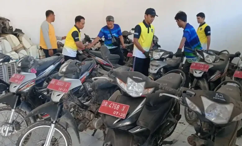 BKAD Lombok Tengah saat memeriksa kendaraan dinas yang akan dilelang di Kantor Bupati, pada Selasa, 2 Juni 2026.