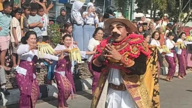 Penampilan PHDI saat turut memeriahkan Pawai Taaruf MTQ di Lombok Tengah, Selasa, 9 Juni 2026.