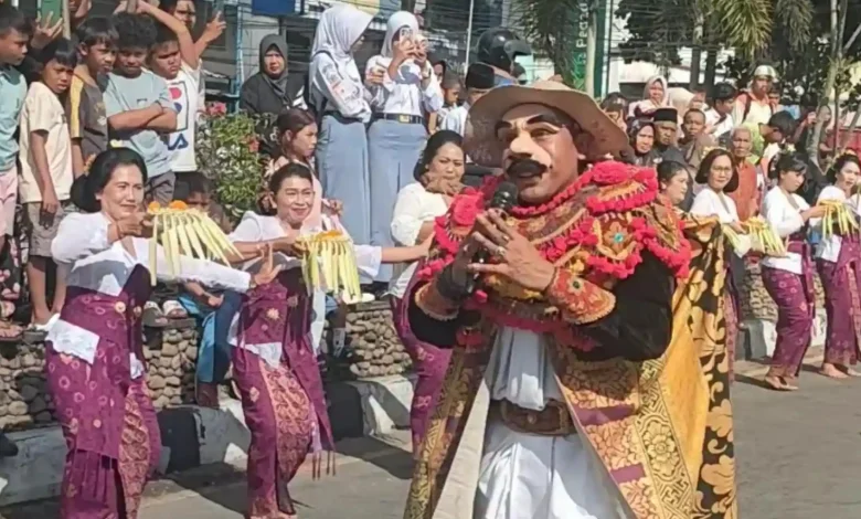 Penampilan PHDI saat turut memeriahkan Pawai Taaruf MTQ di Lombok Tengah, Selasa, 9 Juni 2026.