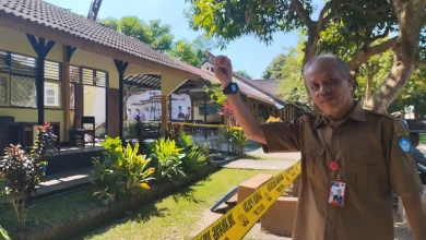 Guru SMAN 1 Lingsar, Sirajuddin Hasan, menunjukkan kondisi bangunan sekolah yang rusak dan telah dipasangi garis polisi, Senin, 8 Juni 2026.