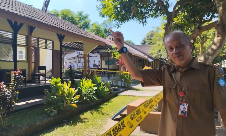 Guru SMAN 1 Lingsar, Sirajuddin Hasan, menunjukkan kondisi bangunan sekolah yang rusak dan telah dipasangi garis polisi, Senin, 8 Juni 2026.