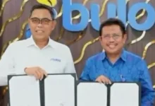 Bupati Lobar, Lalu Ahmad Zaini alias LAZ (kanan) saat menandatangani MoU dengan Bulog, Senin, 8 Juni 2026.