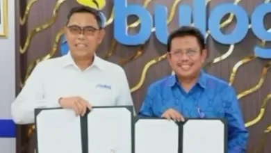 Bupati Lobar, Lalu Ahmad Zaini alias LAZ (kanan) saat menandatangani MoU dengan Bulog, Senin, 8 Juni 2026.