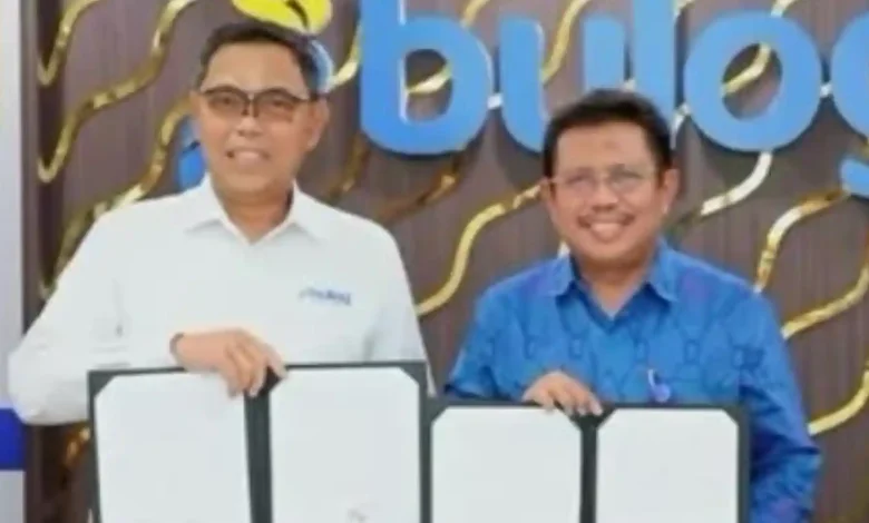 Bupati Lobar, Lalu Ahmad Zaini alias LAZ (kanan) saat menandatangani MoU dengan Bulog, Senin, 8 Juni 2026.