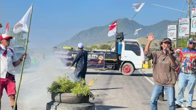 Situasi panas saat para orator menyampaikan tuntutan di kawasan Poto Tano, Selasa, 2 Juni 2026.
