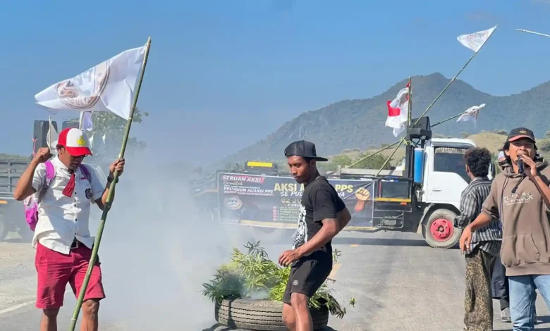 Aliansi PPS saat melakukan demonstrasi di kawasan Poto Tano, Selasa, 2 Juni 2026.