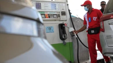 Petugas Pertamina saat melayani pengisian BBM di SPBU.