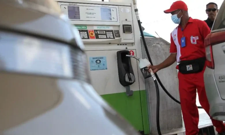 Petugas Pertamina saat melayani pengisian BBM di SPBU.