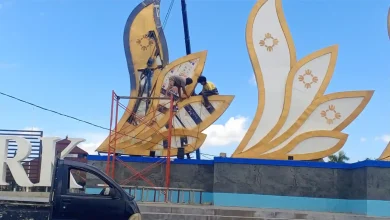 Pemasangan ornamen di Giri Menang Park (GMP) saat pembangunan GMP beberapa bulan yang lalu.