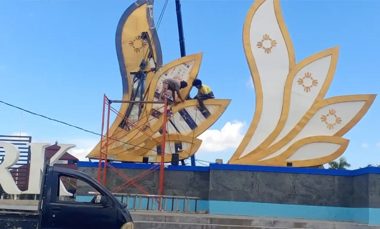 Pemasangan ornamen di Giri Menang Park (GMP) saat pembangunan GMP beberapa bulan yang lalu.
