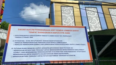 Baliho yang terpasang di depan gedung STIE AMM, Rabu, 10 Juni 2026.