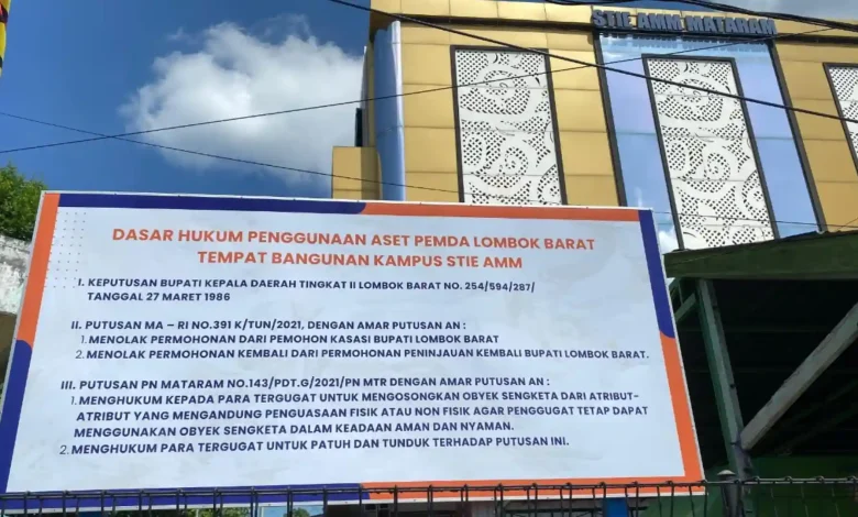 Baliho yang terpasang di depan gedung STIE AMM, Rabu, 10 Juni 2026.
