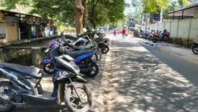 Suasana sepanjang ruas Jalan Mahoni, Kota Mataram dipadati sejumlah kendaraan bermotor.