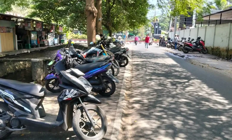 Suasana sepanjang ruas Jalan Mahoni, Kota Mataram dipadati sejumlah kendaraan bermotor.