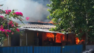 Kobaran api besar dan kepulan asap hitam pekat melahap bangunan Asrama Polres KSB yang berlokasi di Telaga Bertong, Taliwang Rabu, 10 Juni 2026.