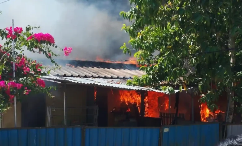 Kobaran api besar dan kepulan asap hitam pekat melahap bangunan Asrama Polres KSB yang berlokasi di Telaga Bertong, Taliwang Rabu, 10 Juni 2026.