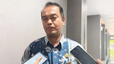 Kepala Disnaker Kota Mataram, Ida Wayan Putra Ekantara, saat memberikan keterangan terkait tenaga kerja asing di Kota Mataram, Rabu, 10 Juni 2026.