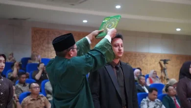 Prosesi Pelantikan dan Pengambilan sumpah delapan dokter baru, Dokter ke-56 yang berlangsung di Fakultas Kedokteran dan Ilmu Kesehatan (FKIK) Unram, Senin, 25 Mei 2026.