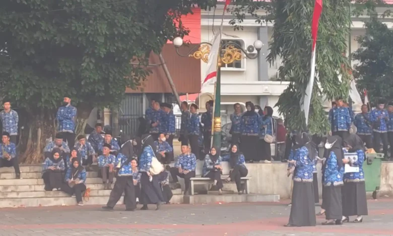 Potret ASN lingkup Pemkot Mataram usai melaksanakan apel pagi, di Taman Sangkareang.