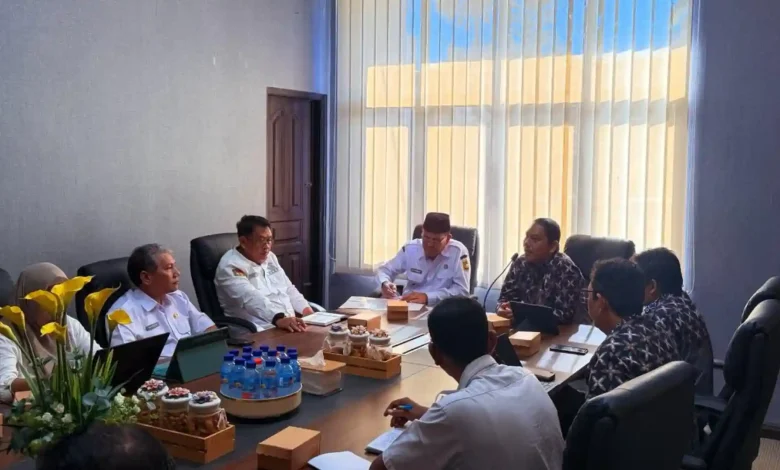Bupati Sumbawa, Syarafuddin Jarot (ketiga dari kiri) saat menerima kunjungan kerja Kepala BPKP Perwakilan NTB, di Kantor Bupati Sumbawa pada Rabu, 3 Juni 2026.