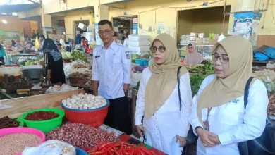 Tim Dinas Perdagangan Kota Mataram melakukan pemantauan harga di Pasar Induk Mandalika, Bertais, Rabu, 10 Juni 2026.