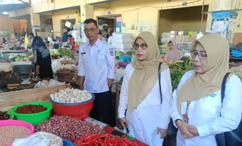 Tim Dinas Perdagangan Kota Mataram melakukan pemantauan harga di Pasar Induk Mandalika, Bertais, Rabu, 10 Juni 2026.