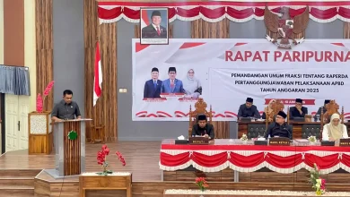 Juru bicara Fraksi Gerindra Riyan Maulana (kiri), saat membacakan pandangan umum mengenai evaluasi program tani-ternak pada Rapat Paripurna DPRD KSB, Rabu, 10 Juni 2026.