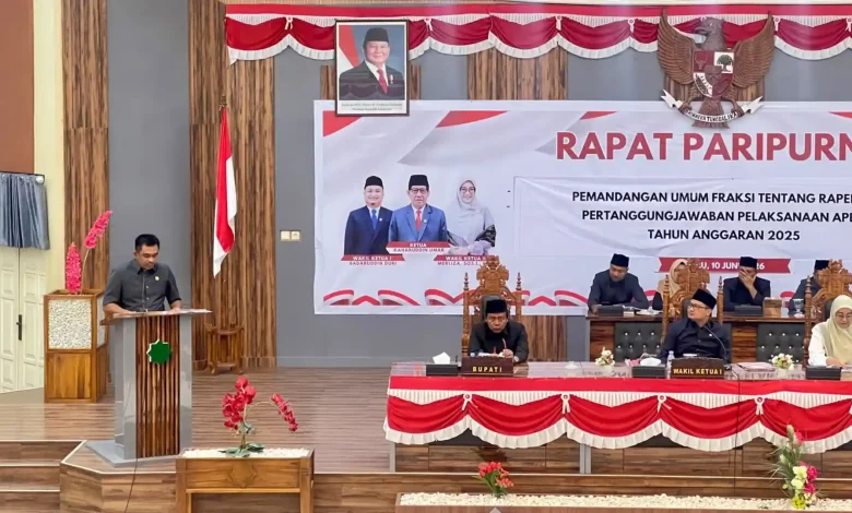 Juru bicara Fraksi Gerindra Riyan Maulana (kiri), saat membacakan pandangan umum mengenai evaluasi program tani-ternak pada Rapat Paripurna DPRD KSB, Rabu, 10 Juni 2026.