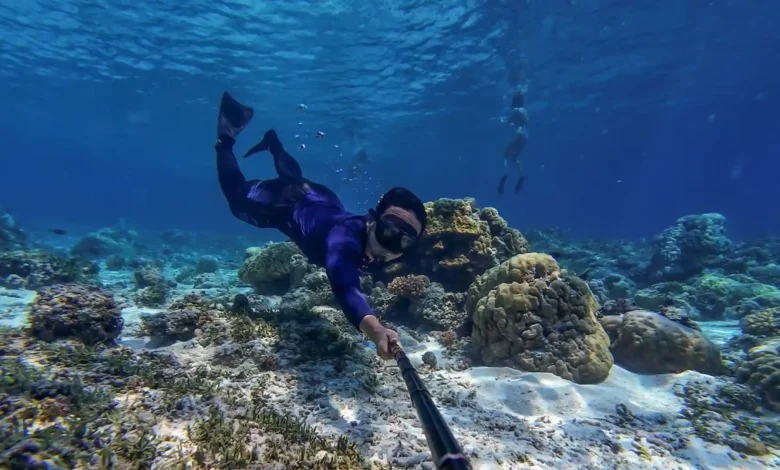 Wisatawan saat snorkling di perairan Gili Trawangan yang diduga tercemar bakteri E Coli.