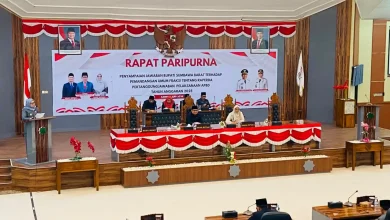Wakil Bupati Sumbawa Barat Hj. Hanipah (kiri) saat membacakan jawaban pemerintah terhadap pandangan umum fraksi mengenai Raperda Pertanggungjawaban Pelaksanaan APBD 2025 dalam Rapat Paripurna DPRD KSB, Kamis, 11 Juni 2026.