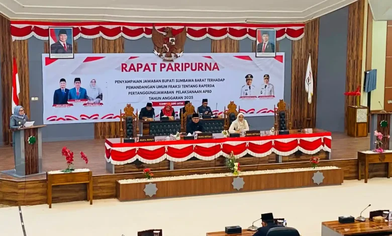 Wakil Bupati Sumbawa Barat Hj. Hanipah (kiri) saat membacakan jawaban pemerintah terhadap pandangan umum fraksi mengenai Raperda Pertanggungjawaban Pelaksanaan APBD 2025 dalam Rapat Paripurna DPRD KSB, Kamis, 11 Juni 2026.