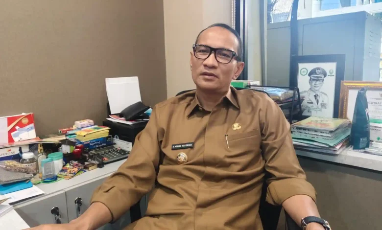 Wali Kota Mataram, Mohan Roliskana saat diwawancarai pada Senin, 8 Juni 2026.