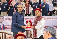 Kepala Perwakilan Ombudsman RI Provinsi NTB, Dwi Sudarsono (kiri) bersama Ketua STKIP Tamsis Bima, Ibnu Khaldun Sudirman (kanan) saat menghadiri kegiatan sarasehan peningkatan akses pengaduan pelayanan publik, Rabu, 3 Juni 2026.