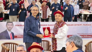 Kepala Perwakilan Ombudsman RI Provinsi NTB, Dwi Sudarsono (kiri) bersama Ketua STKIP Tamsis Bima, Ibnu Khaldun Sudirman (kanan) saat menghadiri kegiatan sarasehan peningkatan akses pengaduan pelayanan publik, Rabu, 3 Juni 2026.