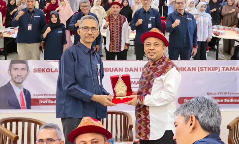 Kepala Perwakilan Ombudsman RI Provinsi NTB, Dwi Sudarsono (kiri) bersama Ketua STKIP Tamsis Bima, Ibnu Khaldun Sudirman (kanan) saat menghadiri kegiatan sarasehan peningkatan akses pengaduan pelayanan publik, Rabu, 3 Juni 2026.