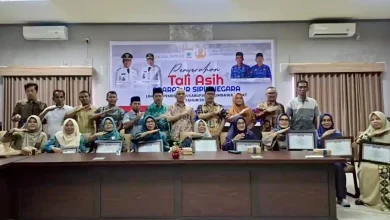 Jajaran pejabat Pemkab KSB bersama para pensiunan ASN penerima dana tali asih. Kegiatan tersebut berlangsung di Ruang Rapulung Kantor BKPSDM KSB pada Kamis, 11 Juni 2026.