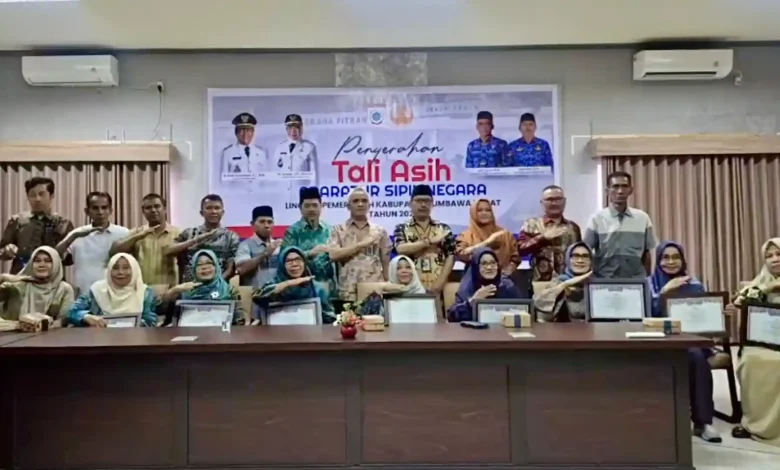 Jajaran pejabat Pemkab KSB bersama para pensiunan ASN penerima dana tali asih. Kegiatan tersebut berlangsung di Ruang Rapulung Kantor BKPSDM KSB pada Kamis, 11 Juni 2026.