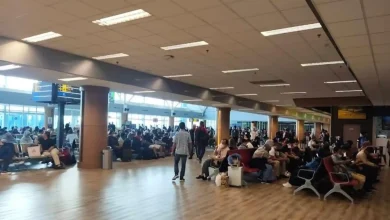 Ilustrasi penumpang menunggu keberangkatan di ruang tunggu Bandara Internasional Zainuddin Abdul Madjid (BIZAM) di tengah kenaikan harga BBM dan avtur.