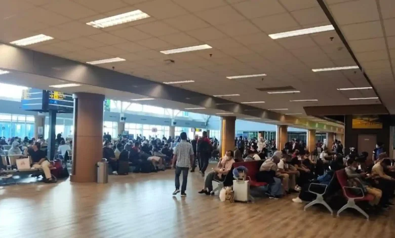 Ilustrasi penumpang menunggu keberangkatan di ruang tunggu Bandara Internasional Zainuddin Abdul Madjid (BIZAM) di tengah kenaikan harga BBM dan avtur.