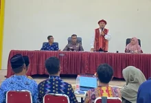 Ketua STKIP Taman Siswa Bima, Dr. Ibnu Khaldun Sudirman (berdiri) saat kegiatan workshop kepemimpiman sekolah di Gedung Beradab STKIP Taman Siswa Bima pada 9 hingga 11 Juni 2026.