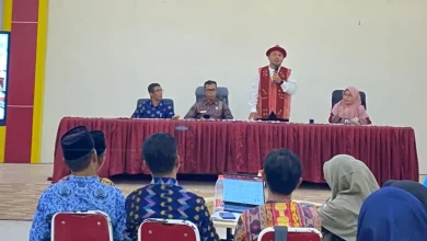 Ketua STKIP Taman Siswa Bima, Dr. Ibnu Khaldun Sudirman (berdiri) saat kegiatan workshop kepemimpiman sekolah di Gedung Beradab STKIP Taman Siswa Bima pada 9 hingga 11 Juni 2026.